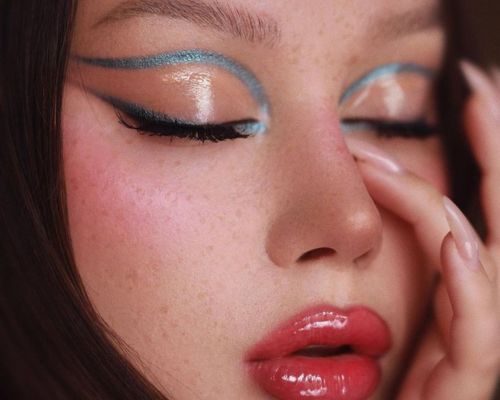 Graphic Liner- 10 aesthetic party makeup trends